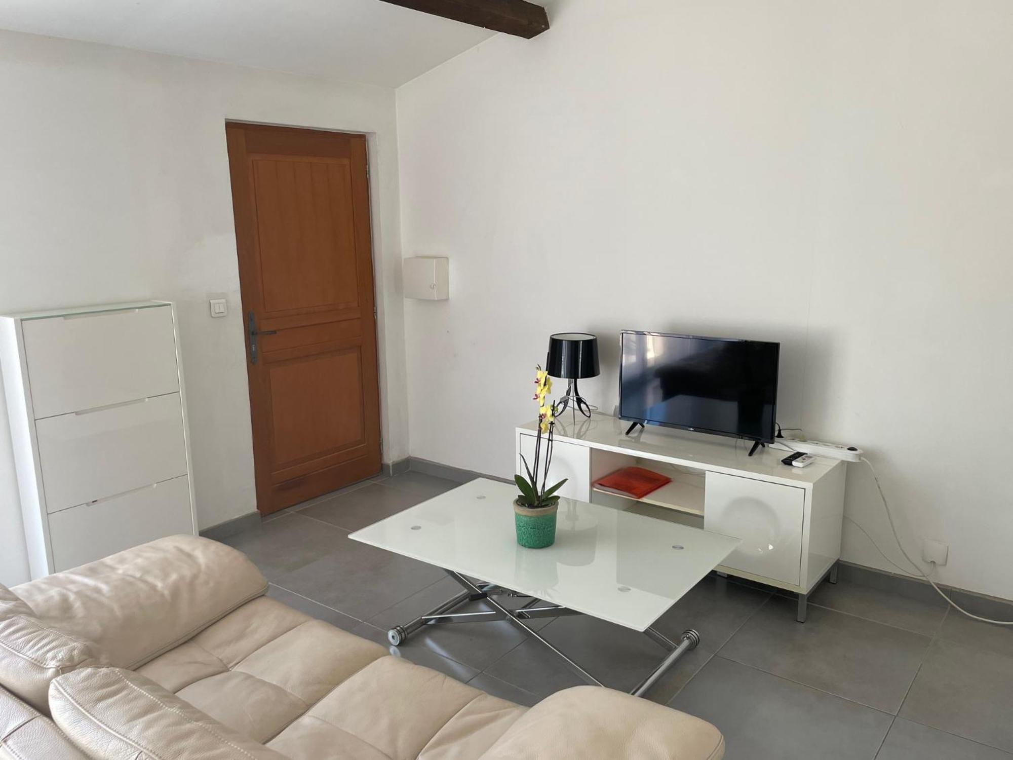 Studio Charmant Avec Terrasse Lançon-Provence Dış mekan fotoğraf