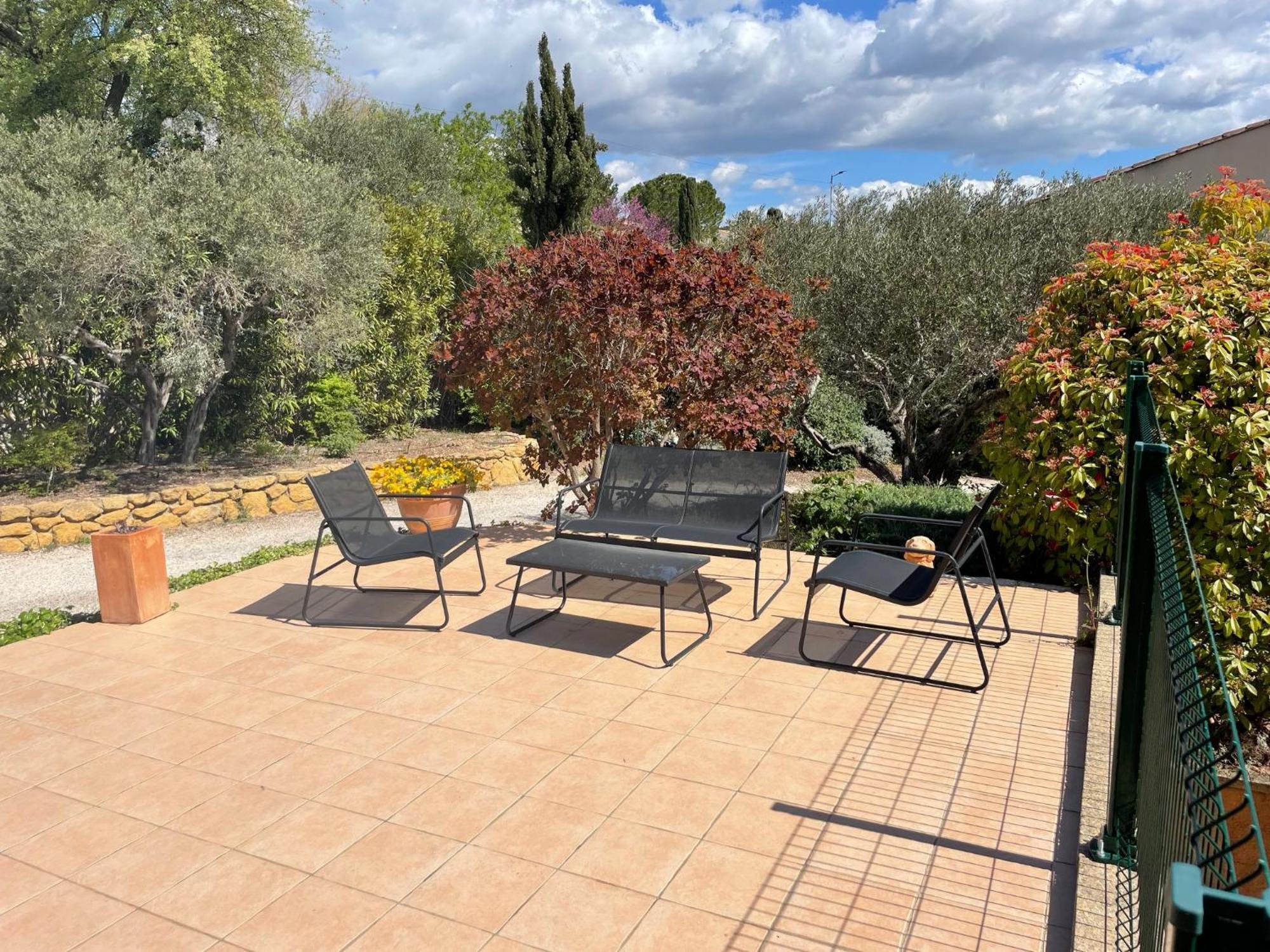 Studio Charmant Avec Terrasse Lançon-Provence Dış mekan fotoğraf